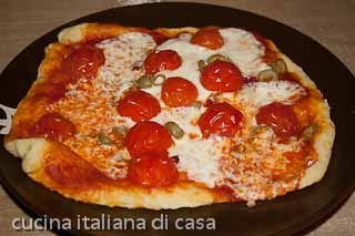 pizza con pomodoro fresco e formaggio grana