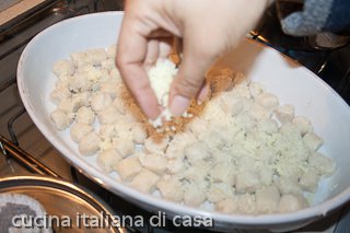 preparare gli gnocchi di ricotta e olive