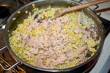 preparare l'insalata di orzo al tonno