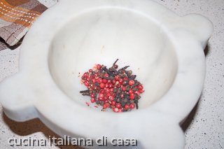 bacche di pepe rosa e chiodo di garofano