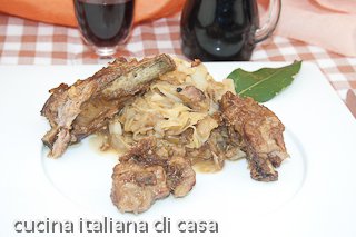 costine accomodate su contorno di verza e patate