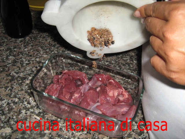preparare la marinata per lo spezztino di capriolo