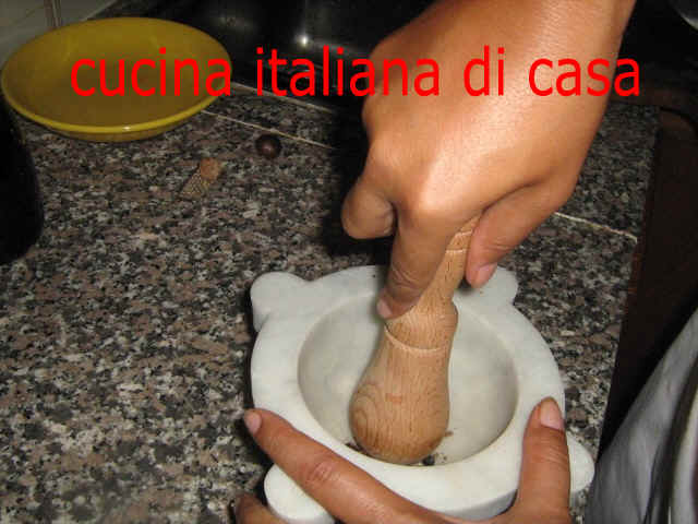 macinare le spezie nel mortaio