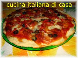 pizza con peperoni, olive nere e wurstel