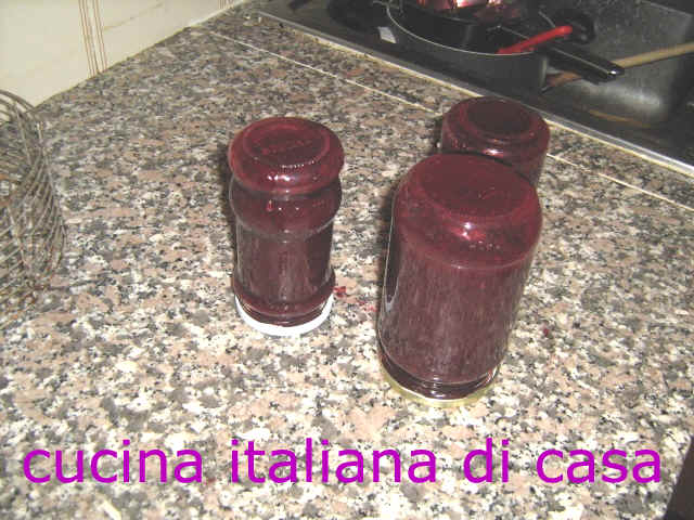 raffreddare i vasetti di marmellata di more