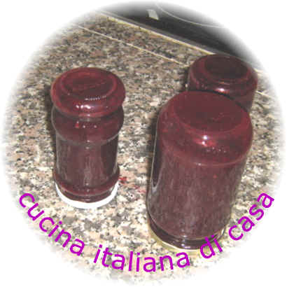 raffreddare i vasetti di marmellata di more