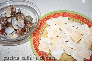 ingredienti: ravioli di gamberi con ristretto di vongole