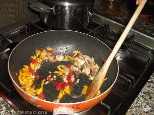 preparare il sugo di acciughe e verdure