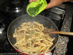 saltare la pasta nel sugo
