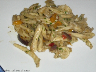 strozzapreti con acciughe e verdure