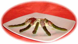 asparagi con pancetta croccante su fonduta di gorgonzola 