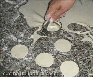 tagliare la pasta sfoglia per i salatini
