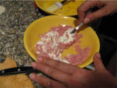 preparare il ripieno di mortadella e ricotta