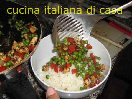 completare l'insalata di riso con pollo e peroni