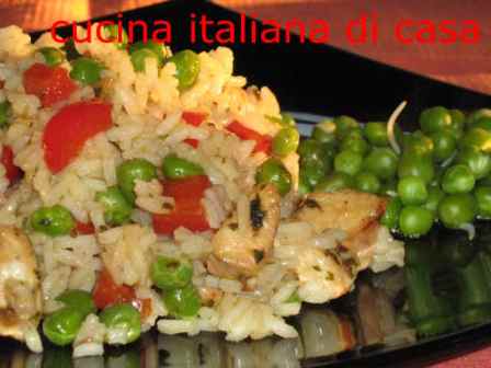 insalata di riso con il petto di pollo, i peperoni e i piselli