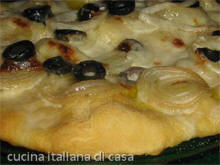 pizza bianca, con stracchino cipolle e olive nere