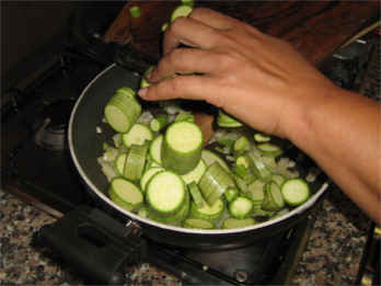cuocere le zucchine per il ripieno della torta salata