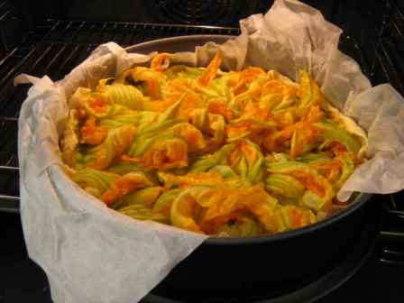 Infornate la torta di fiori di zucchina