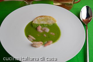 zuppa di piselli con gamberetti
