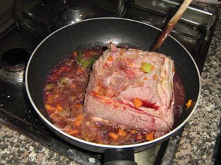 brasato di manzo ai funghi: cottura nel vino