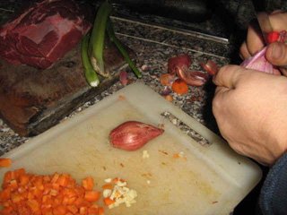 brasato di manzo ai funghi, preparare gli aromi