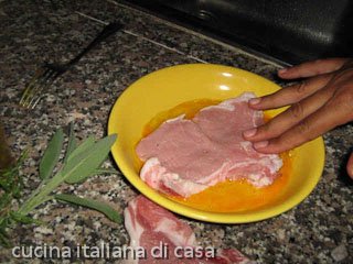 passare la cotoletta nell'uovo