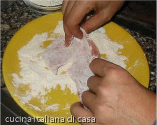 Infarinare le fettine di carne