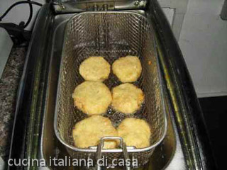 Friggete per un paio di minuti le frittelle di ceci