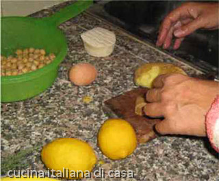 Lessate le patate e i ceci, poi eliminate le bucce