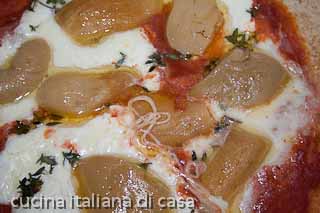 pizza integrale con mozzarella di bufala e funghi porcini