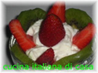macedonia all'italiana con yogurt, fragole e kiwi