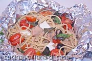spaghetti al cartoccio con tonno e pomodori