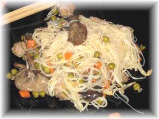 spaghetti cinesi di riso con pollo, funghi e verdure