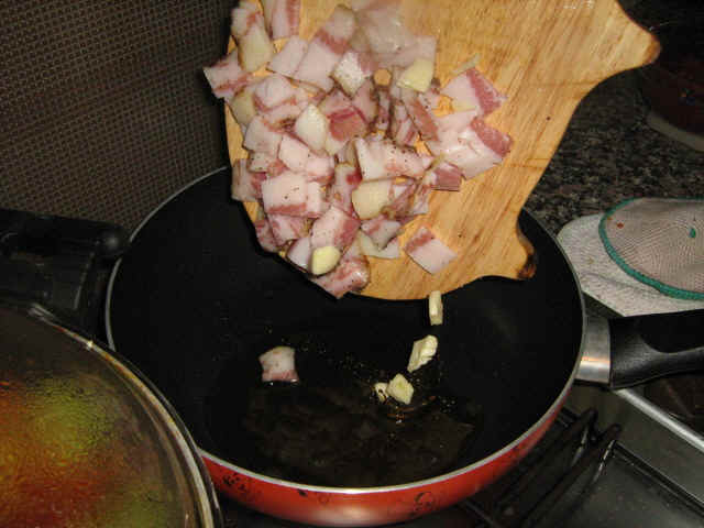 preparare il sugo di guanciale e melanzana