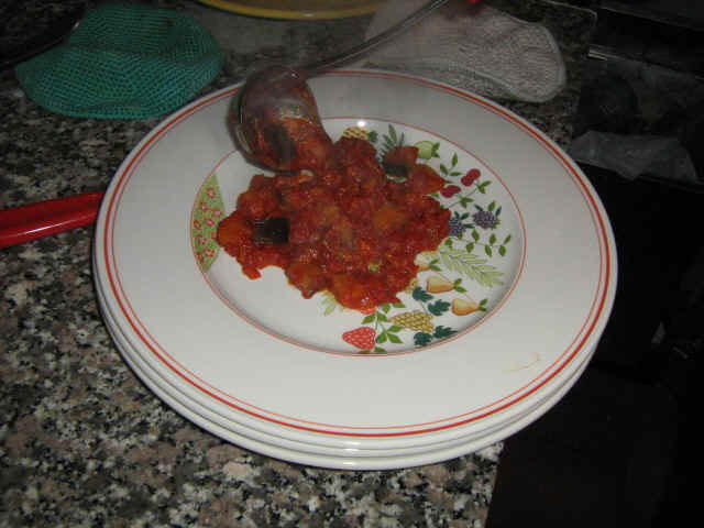 servire i testaroli con il sugo di melanzana e guanciale